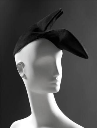 Le chapeau Escarpin (automne-hiver 1937-1938) : C'est une photographie de 1933, dans laquelle Dali pose avec une pantoufle sur la tête, qui a inspiré à ce dernier l'idée d'un chapeau chaussure. Séduite par les esquisses du peintre, Schiaparelli l'intègre aussitôt dans sa collection automne-hiver 1937.