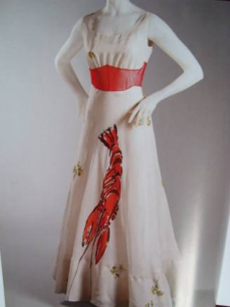 La robe Homard (été 1937) : Inspirée à Schiaparelli par Dali, cette robe de soirée en organdi est imprimée d'un grand homard. Animal que l'on retrouve dans les créations du peintre.